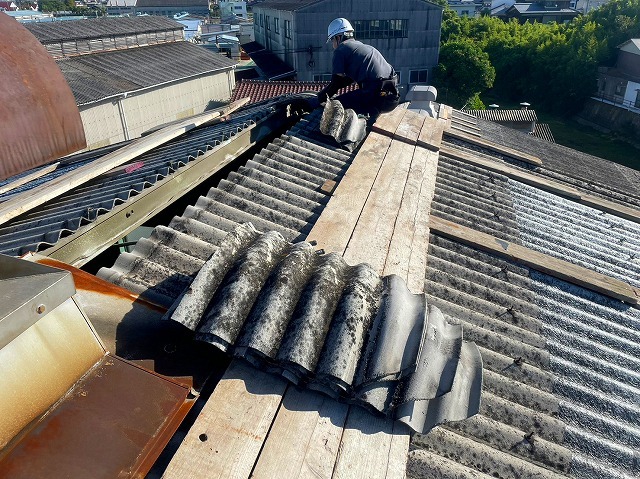 稲美町の屋根修繕における既存棟の撤去作業